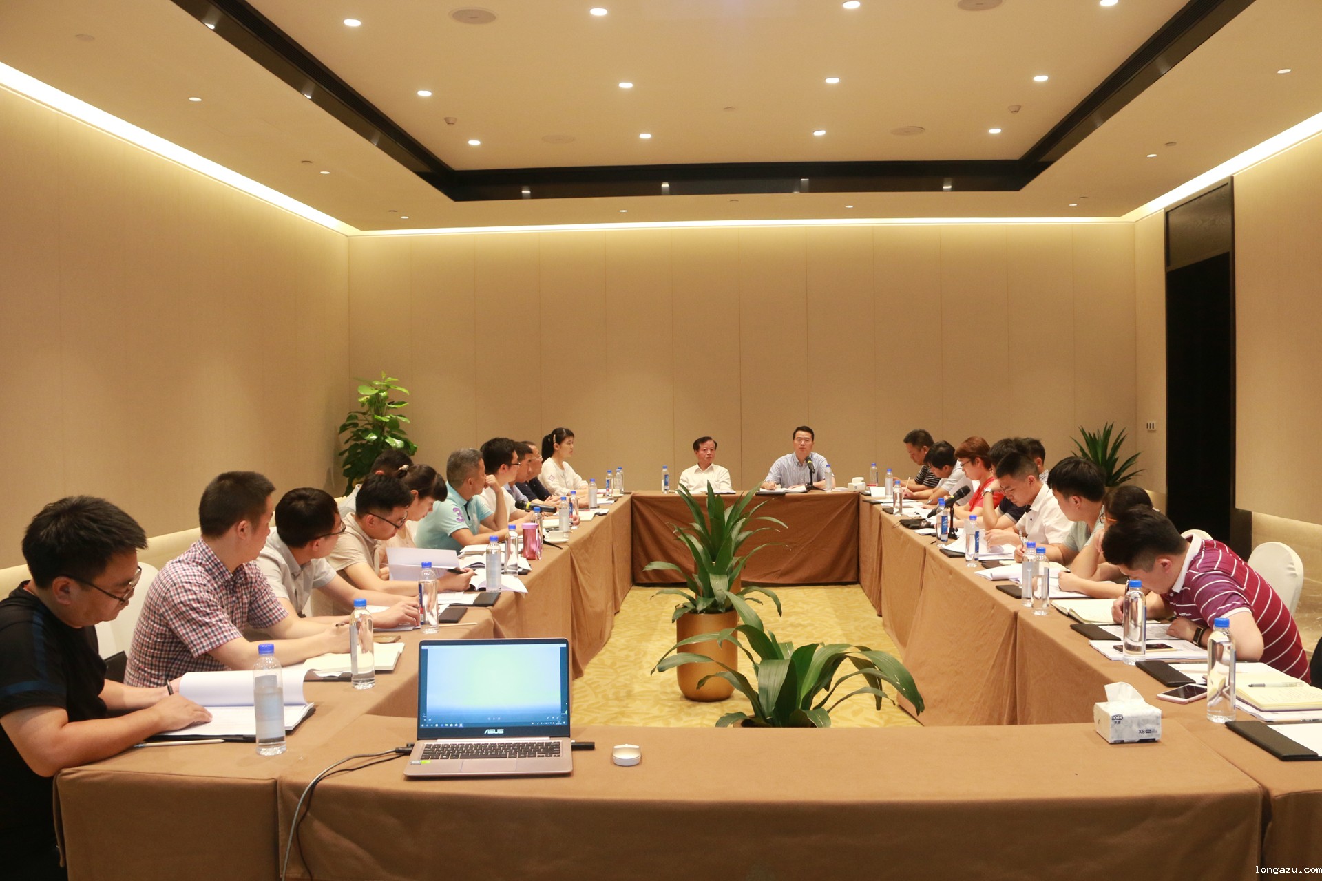 1.我校召开2018年暑假管理工作研讨会.JPG